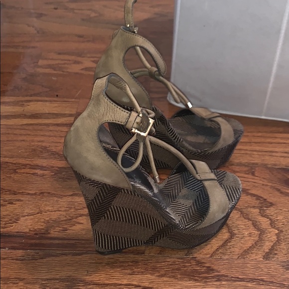 Burberry Heels - Picture 2 of 2